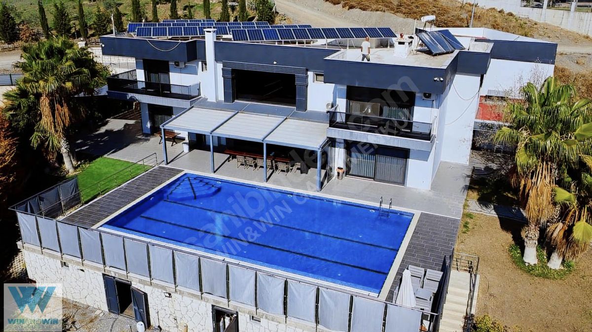 Seferihisar Özel Tasarım 5+1, Havuzlu, Hobi Bahçeli Villa